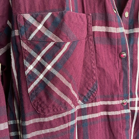 Reitmans plaid blouse. Size medium - Picture 6 of 6